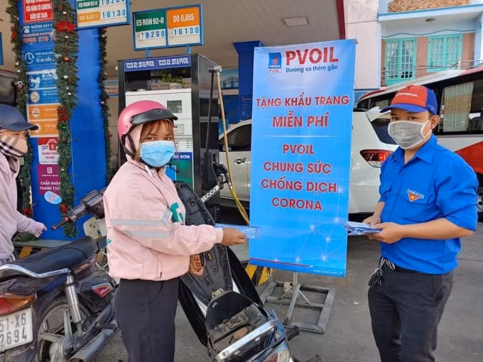 Nhân viên PVOIL phát tặng khẩu trang miễn phí