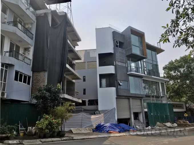 Nhiều công trình mỏng méo với hình thù kỳ lạ mọc lên dọc phố Quảng An (quận Tây Hồ) đang được gấp rút hoàn thiện