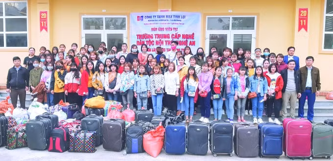 Lớp học may của nhà trường chuẩn bị đi làm việc tại Công ty TNHH May Tĩnh Lợi.