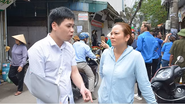 Ông Hứa Đức Minh, Phó Chủ tịch UBND phường Mễ Trì trao đổi, phổ biến với người dân về thực hiện trật tự văn minh đô thị.
