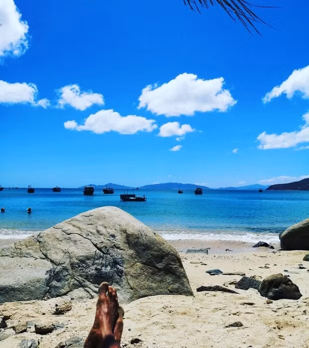 Vịnh Ninh Vân sở hữu bãi biển xanh ngắt, bờ cát trắng mịn màng và những khu resort đẳng cấp nhất. Ảnh: T.L