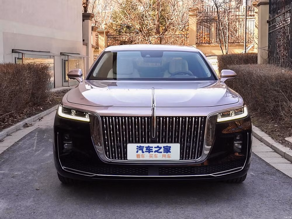 Lưới tản nhiệt cỡ lớn với các thành mạ Chrome. Ảnh: Carscoops