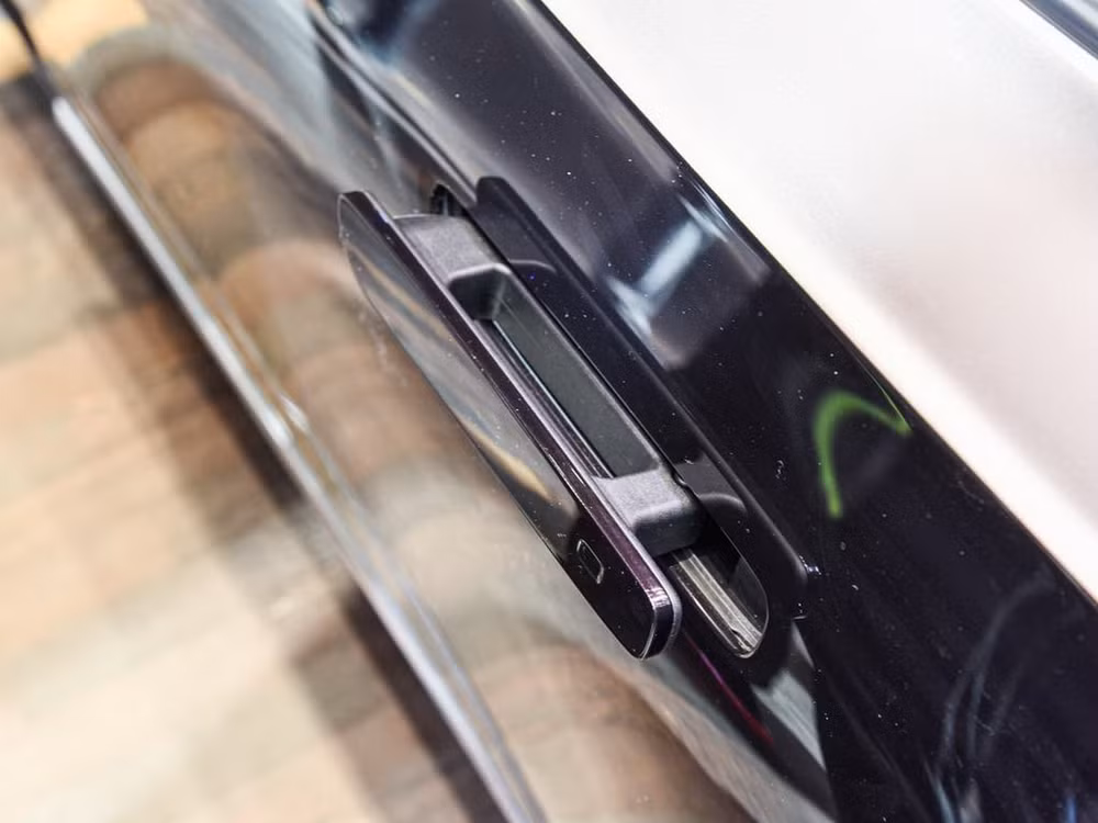 Phần tay nắm cửa thò thụt giống với mẫu Velar. Ảnh: Carscoops