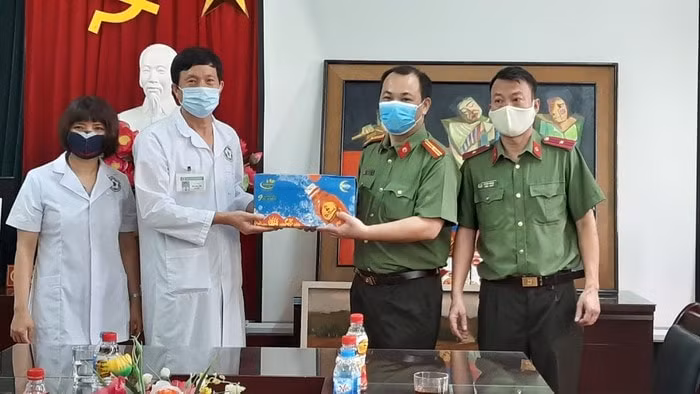 Phó Tổng Biên tập Báo An ninh Thủ đô Lưu Hồng Quân trao tận tay phần quà của Tập đoàn Tân Hiệp Phát (trà Dr Thanh) cho Giám đốc Bệnh viện Công an thành phố Hà Nội Trần Công Tuấn.