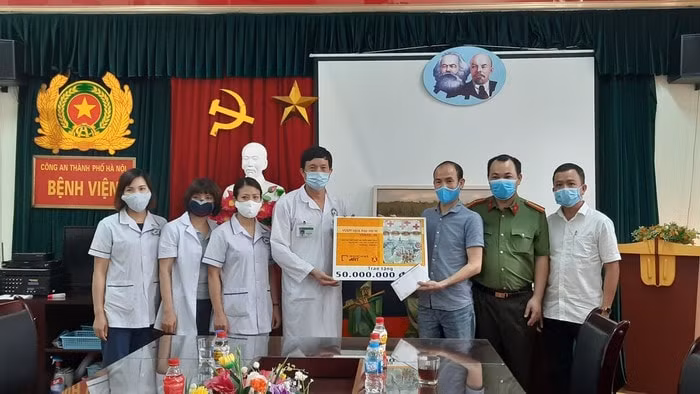Đại diện Báo An ninh Thủ đô, công ty Indochineart trao tặng Bệnh viện Công an thành phố Hà Nội số tiền 50 triệu đồng và các tác phẩm nghệ thuật.