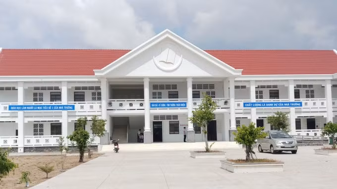 Cà Mau cho học sinh lớp 9 và lớp 12 đi học trở lại - Ảnh: Minh Luân