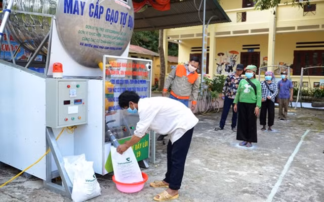 Cây ATM nhả gạo miễn phí cho đồng bào nghèo, có hoàn cảnh khó khăn ở xã Liên Minh, thị xã Sa Pa (Lào Cai). Ảnh Quốc Hồng