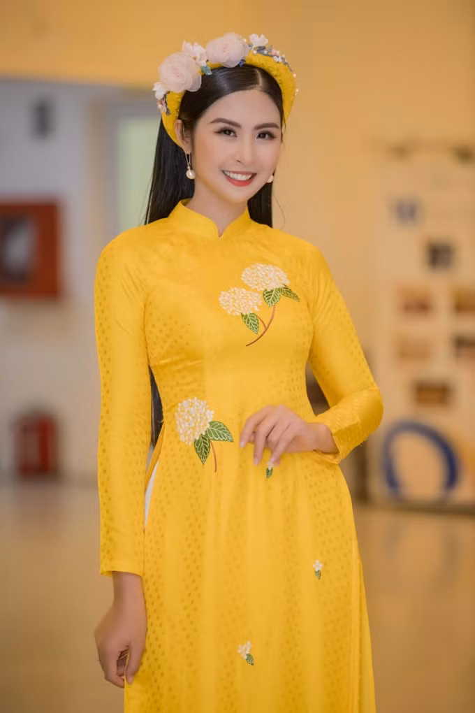Hình ảnh dịu dàng quen thuộc của Ngọc Hân trong tà áo dài Việt.