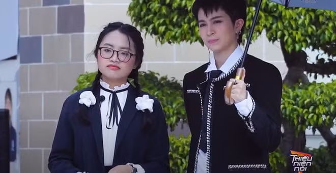 Hình ảnh mới đây của Phương Mỹ Chi trên sóng truyền hình gây tranh cãi, khi đa phần nhận xét trang điểm quá đậm khiến em 