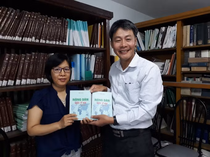 Nhà báo Hải Luận đang tặng sách cho Thư viện Viện Hải dương học Nha Trang