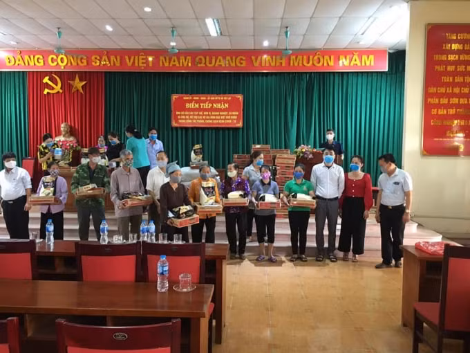 Lễ phát quà hỗ trợ người dân tại xã Vật Lại (Ba Vì, Hà Nội) sáng 20/4.