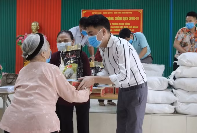 Trao quà hỗ trợ cho người dân.