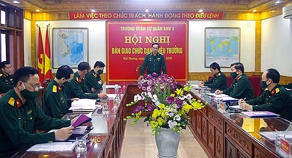 Hội nghị bàn giao chức danh Hiệu trưởng Trường Quân sự Quân khu 3. Ảnh: VGP