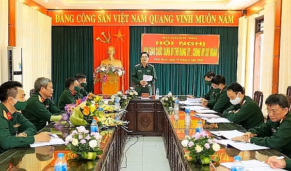 Hội nghị bàn giao chức danh Bí thư Đảng ủy, Chính ủy Sư đoàn 350. Ảnh: VGP