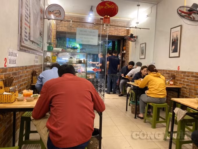 Một cửa hàng phở trên phố Phương Mai người dân vẫn vô tư ngồi chung bàn và đối diện nhau như thế này. Ảnh Hữu Phương.
