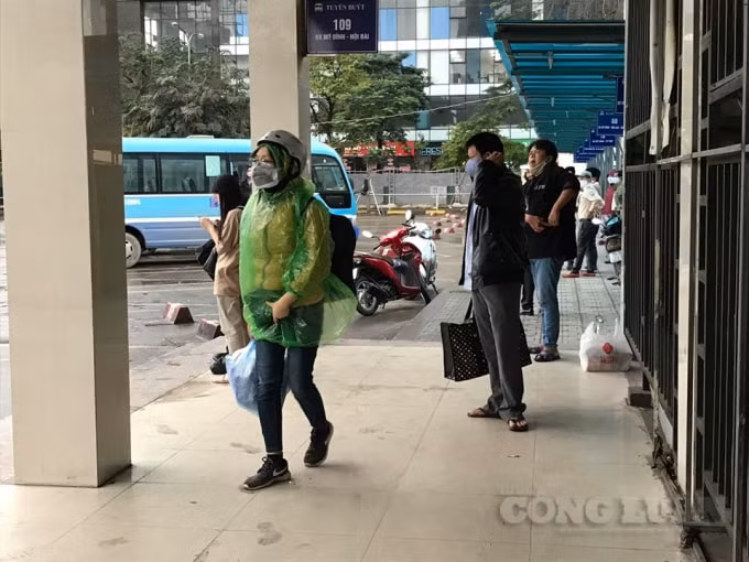 Tại bến xe Mỹ Đình người dân đang ngóng chờ từng chuyến xe khách đầu tiên để đi các tỉnh thành phía bắc. Ảnh H.L.