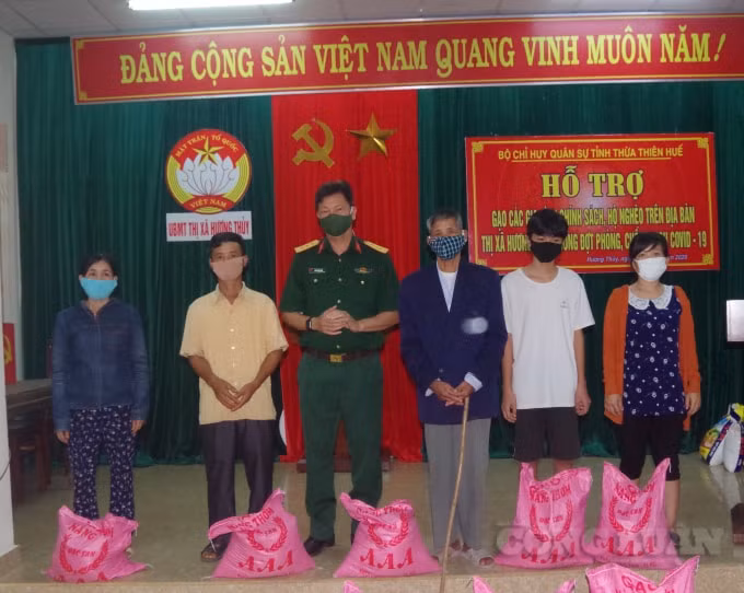 Lãnh đạo Bộ CHQS tỉnh tặng gạo cho bà con nhân dân.