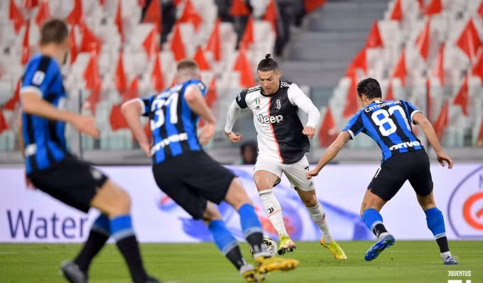 Các câu lạc bộ tại Serie A đồng thuận kết thúc mùa giải tại Rome mà không có khán giả. Ảnh: Getty