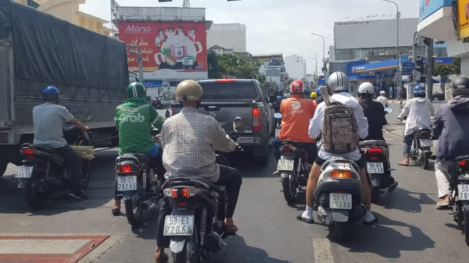 Tại nhiều tuyến đường, các phương tiện giao thông đã bắt đầu lưu thông nhiều hơn so với những ngày thực hiện giãn cách xã hội