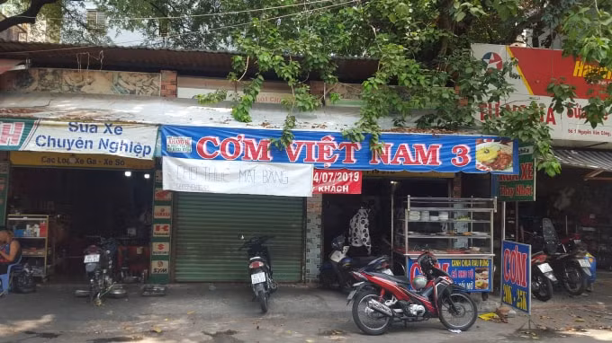 Một số quán ăn vẫn chỉ bán phục vụ khách mang về.