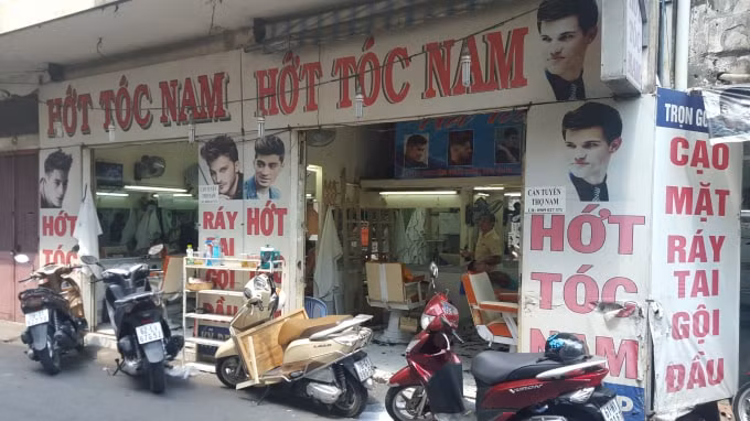 Nhiều tiệm cắt tóc đã bắt đầu hoạt động trở lại sau một thời gian dài đóng cửa