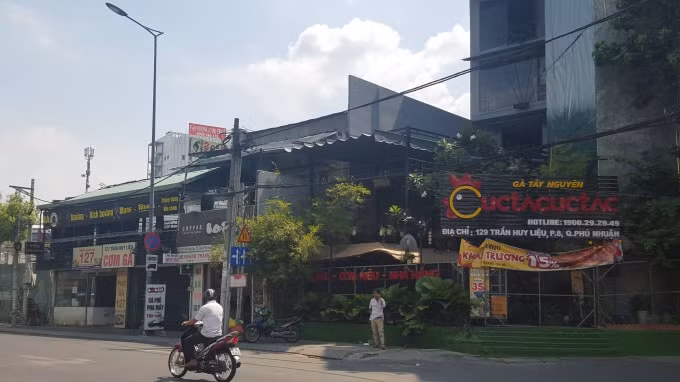 Các nhà hàng trên đường Trần Huy Liệu (quận Phú Nhuận) vẫn 