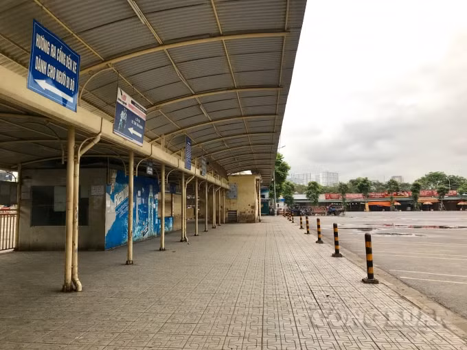 Dãy hành lang đi ra cổng Bến xe Mỹ Đình không một bóng người