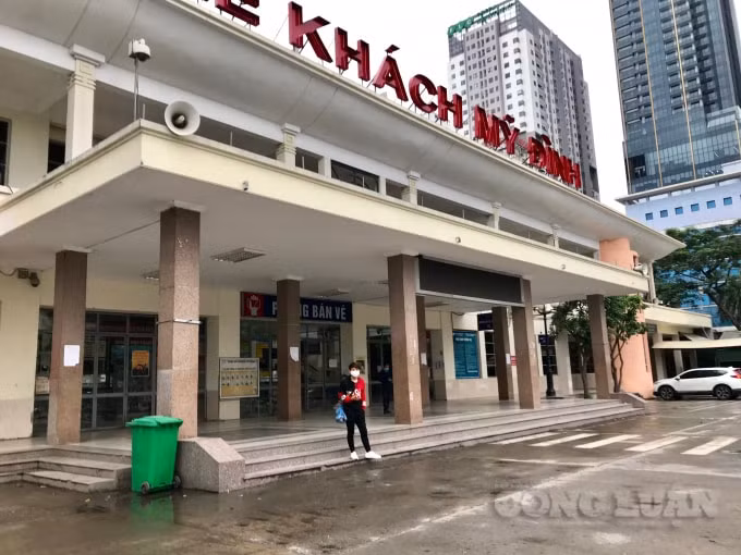 Người dân mỏi mòn chờ đợi một chuyến xe về quê tại Bến xe khách Mỹ Đình