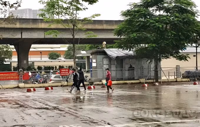 Nhiều người đội mưa, buồn bã trở về khi không thể bắt được xe về quê nghỉ lễ 30/4-1/5