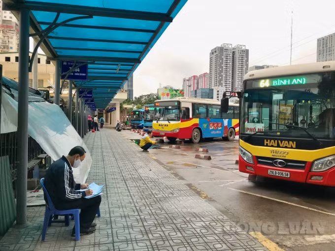 Khu vực nhà chờ dành cho xe buýt đã bắt đầu nhộn nhịp trở lại