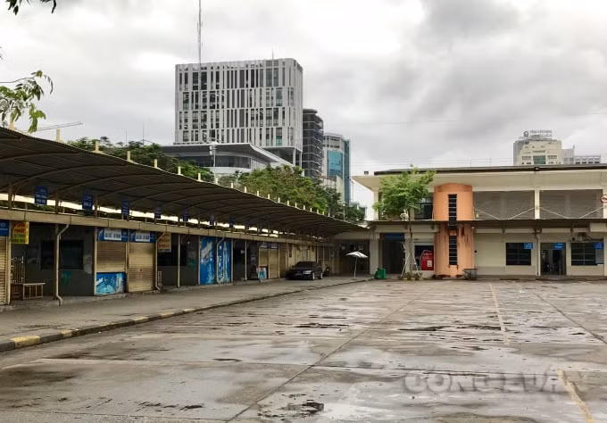 Khu vực đón khách của xe liên tỉnh rộng thênh thang
