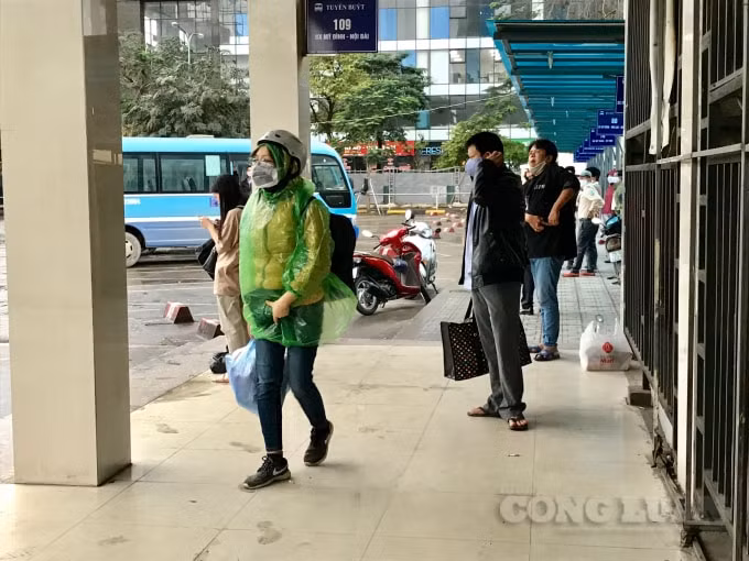 Nhiều người dân chờ đợi bắt một chuyến xe khách về quê