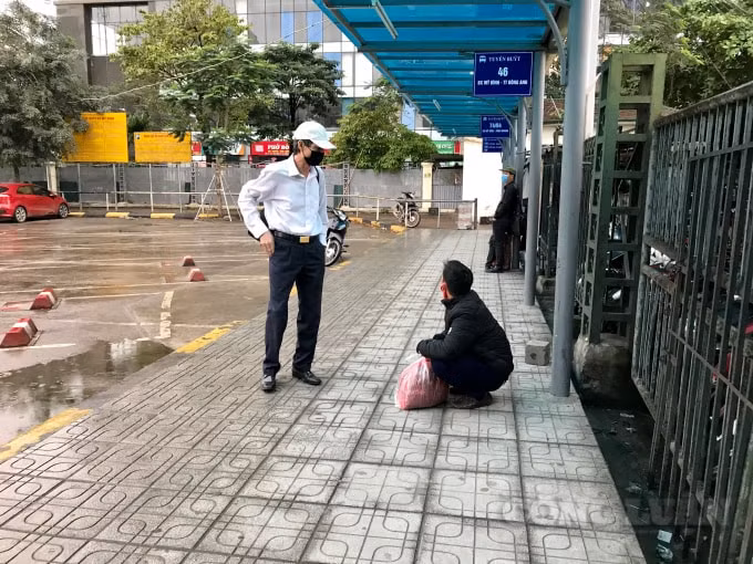 Anh Giang, một lao động tự do tại Hà Nội buồn bã :“Gần 1 tháng trời ở trên Thủ đô không có việc làm cũng như rất lo lắng cho gia đình; ngay khi nhận được thông tin nới lỏng cách ly xã hội, xe khách được chạy tôi đã ra ngay bến xe Mỹ Đình đến bắt xe về Sơn La. Nhưng thật không ngờ chờ hơn 2 tiếng đồng hồ vẫn chưa bắt được chuyến xe nào...”
