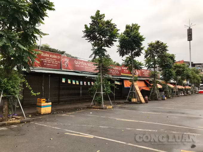 Hàng quán trong bến xe vẫn chưa mở cửa, hoạt động trở lại