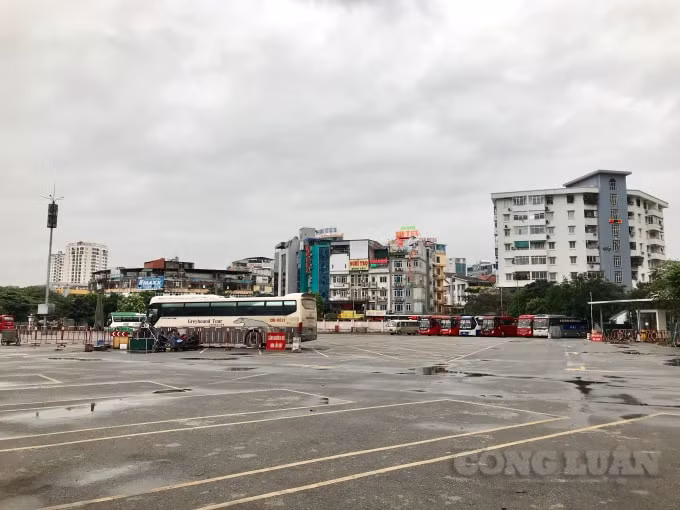 Khu vực trả khách của xe liên tỉnh vắng lặng