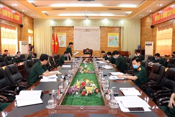 Đoàn công tác của Quân khu II kiểm tra tình hình thực hiện nhiệm vụ quân sự quốc phòng tại tỉnh Sơn La. Ảnh: TTXVN