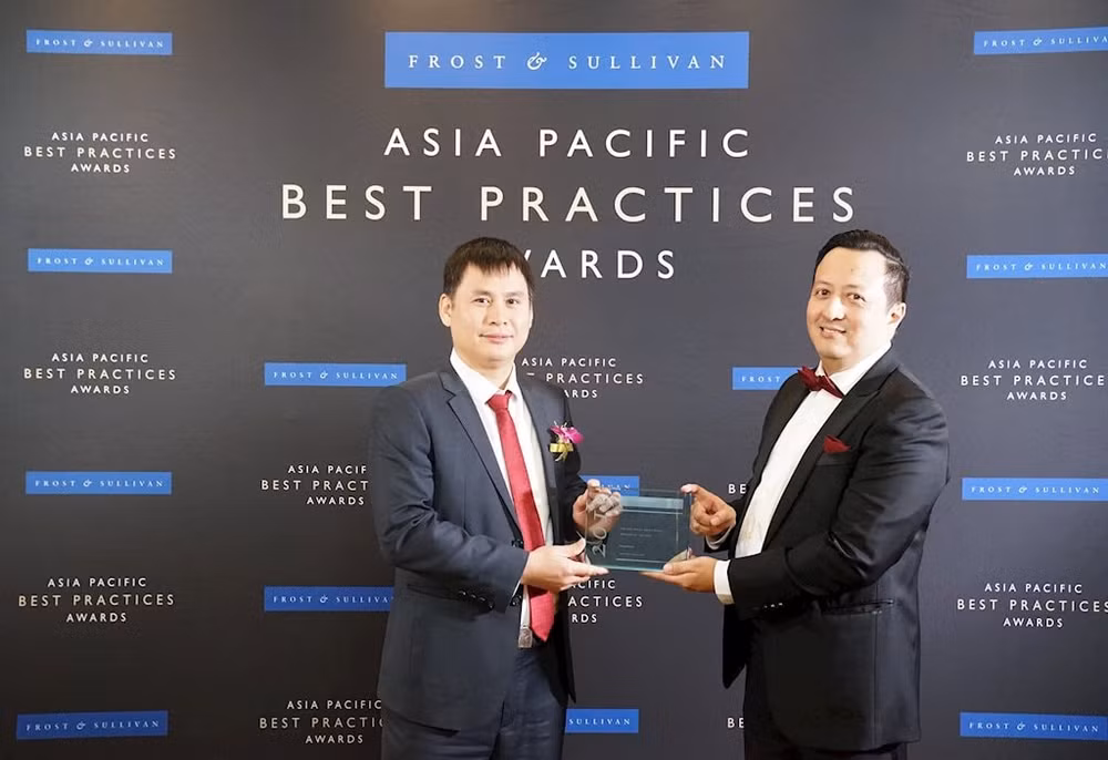 Ông Hazmi Yusof, Phó Chủ tịch cấp cao của Frost & Sullivan (người đứng bên phải) trao giải thưởng cho Tổng Giám đốc Viettel Telecom - ông Cao Anh Sơn. Ảnh: VTL