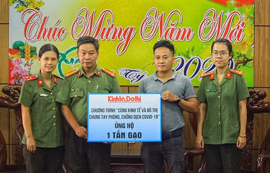 Báo Kinh tế & Đô thị trao tặng 1 tấn gạo ủng hộ công tác phòng, chống dịch Covid-19 cho Công an quận Hải Châu, TP Đà Nẵng. Ảnh: Hiền Trang