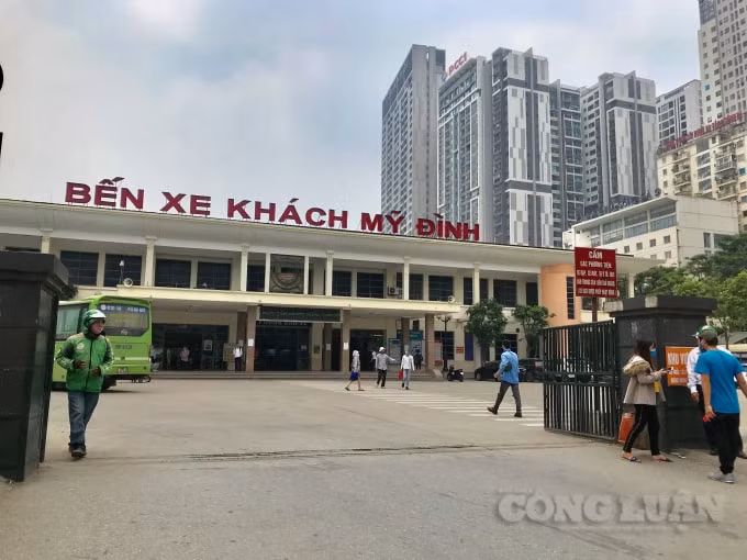 Lượng hành khách đổ về bến xe Mỹ Đình bắt đầu đông trở lại song vẫn không bằng những ngày trước khi có dịch Covid-19 cũng như cùng kỳ nghỉ lễ 30/4-1/5 năm 2019