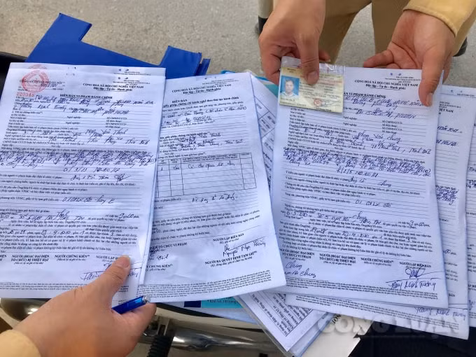 Nhiều nhà xe, đơn vị vận tải vi phạm đã bị lực lượng chức năng lập biên bản xử phạt