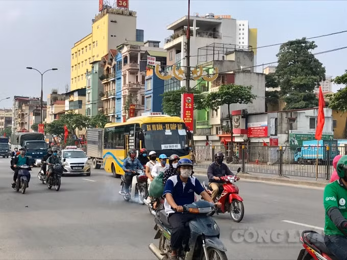 3h chiều 29/4, đường Giải Phóng bắt đầu nhộn nhịp phương tiện di chuyển