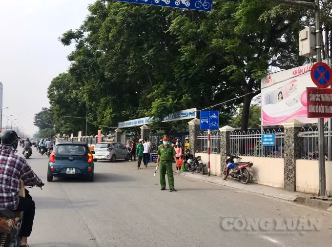 Lực lượng chức năng phân luồng, bảm đảm an toàn giao thông, chống ùn tắc bên ngoài bến xe Giáp Bát