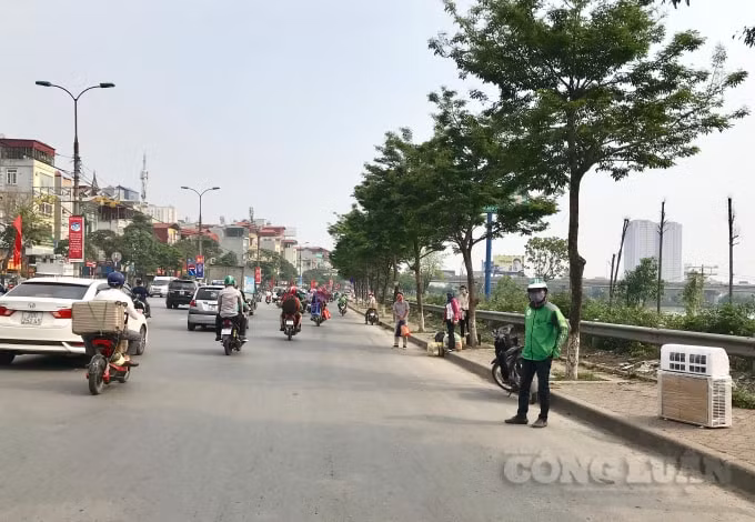 Người dân vẫn có thói quen bắt xe dọc đường gây mất an toàn giao thông