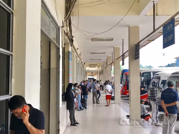 Các dãy hành lang đã bắt đầu có người qua lại