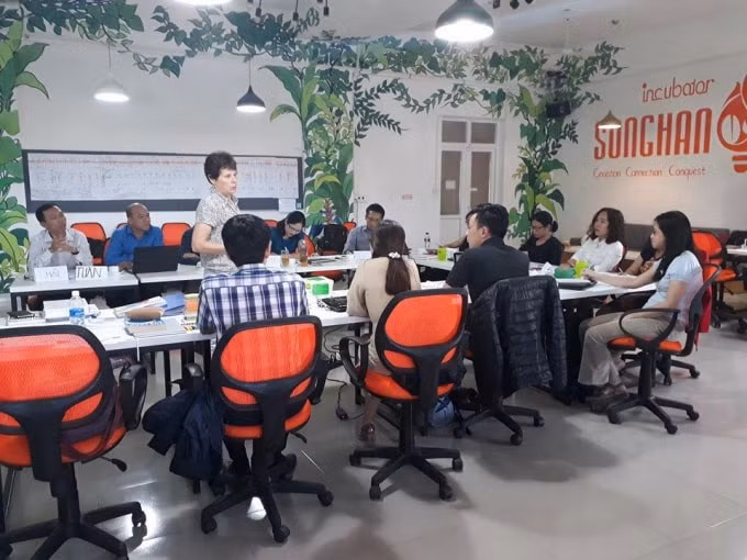 Các huấn luyện viên đang trao đổi với các startup