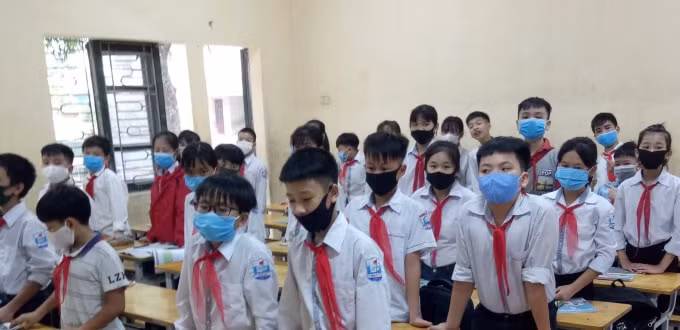 Bắt buộc học sinh đến trường đeo khẩu trang và thực hiện giãn cách (ảnh TL).