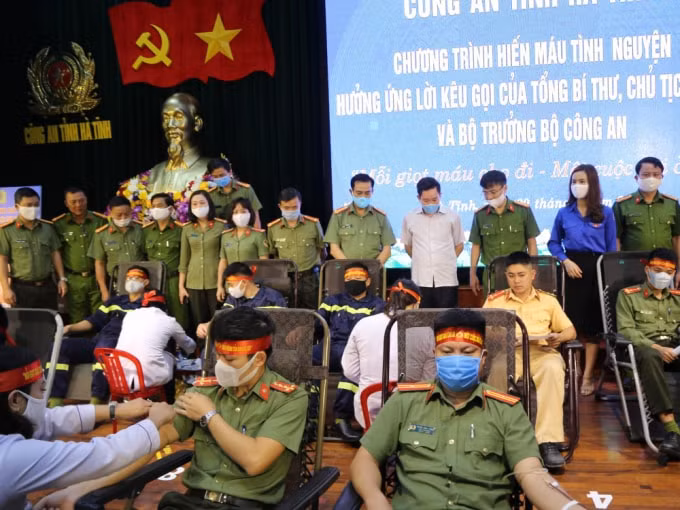 Ban Giám đốc Công an Hà Tĩnh, lãnh đạo các đơn vị động viên, thăm hỏi các cán bộ, đoàn viên thanh niên tham gia hiến máu