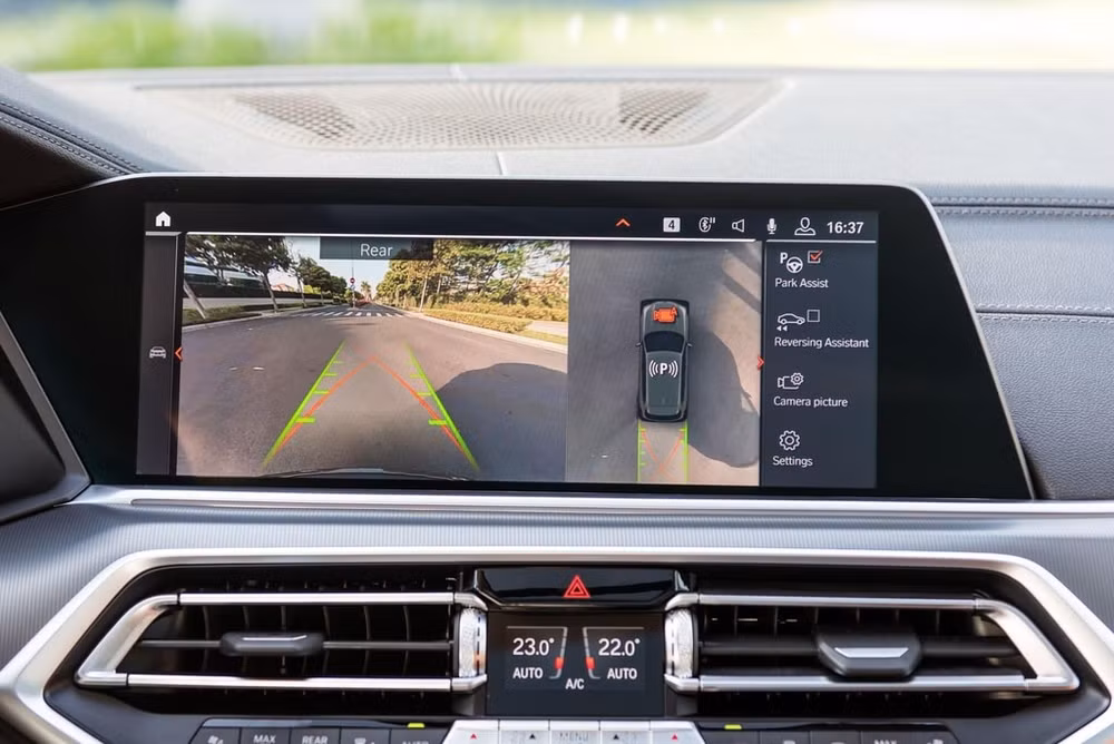 Công nghệ Reversing Assistant và Parking Assistant Plus trên X5 2020.