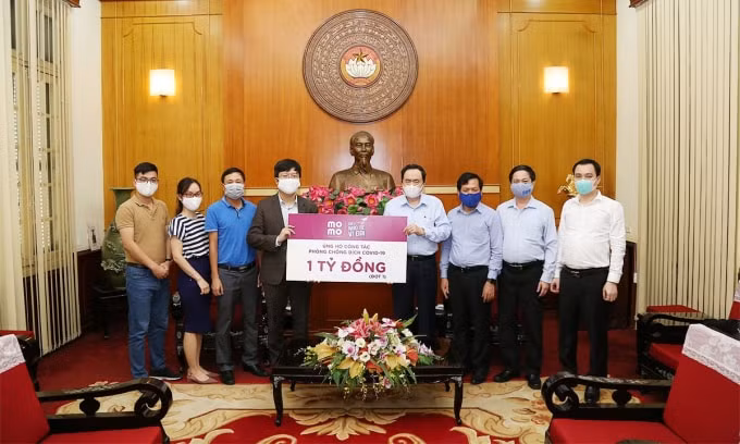 Đại diện Ví điện tử MoMo- ông Đoàn Tử Tích Phước - Trưởng Đại diện tại Hà Nội đã trao số tiền 1 tỷ đồng tới ông Trần Thanh Mẫn- Chủ tịch Uỷ ban Trung ương MTTQ Việt Nam.