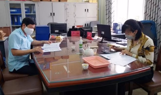 Tp Cẩm Phả đang triển khai rà soát, đối chiếu danh sách các đối tượng thụ hưởng gói hỗ trợ ảnh hưởng Covid-19. Ảnh: CQĐT Quảng Ninh.